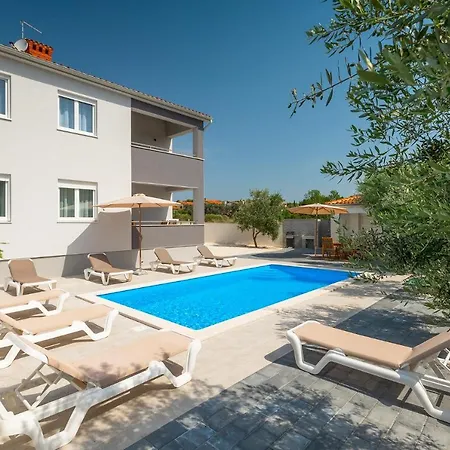 Family Friendly With A Swimming Pool - 20909 Medulin