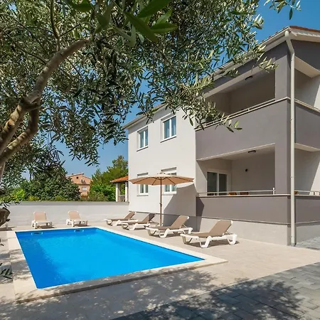 Apartman Family-friendly With Swimming Pool - 20909