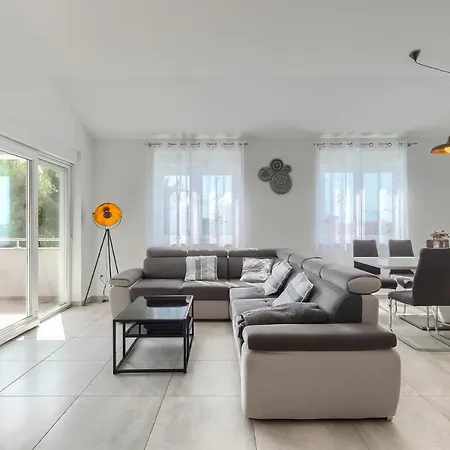 Family Friendly With A Swimming Pool - 20909 Medulin