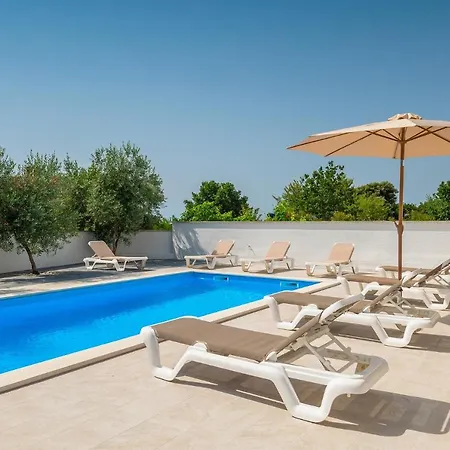 Family Friendly With A Swimming Pool - 20909 * Medulin