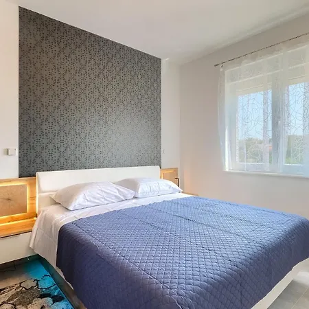 Apartment Family Friendly With A Swimming Pool - 20909