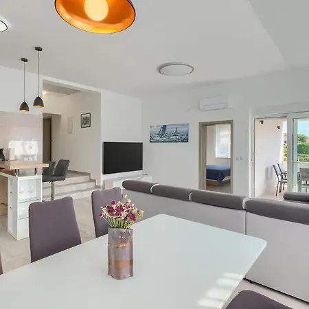 Family Friendly With A Swimming Pool - 20909 Apartment Medulin