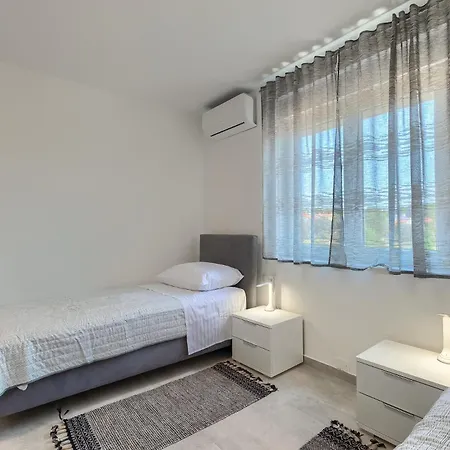 Apartmán Family-friendly With Swimming Pool - 20909 *